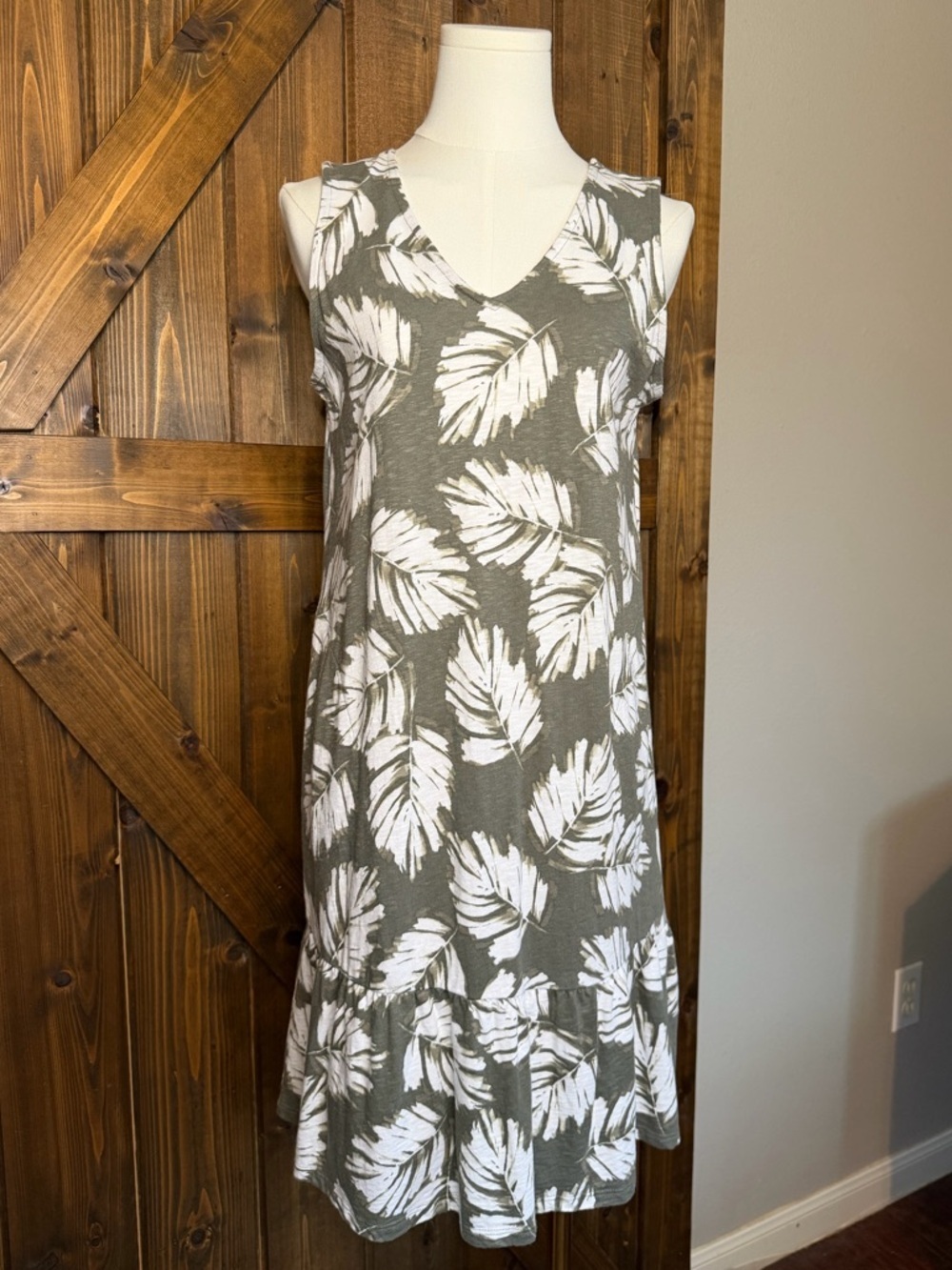 J. JILL Flounced Hem Double V-Neck Knit Green Tropical Print Dress Sz XSP Petite